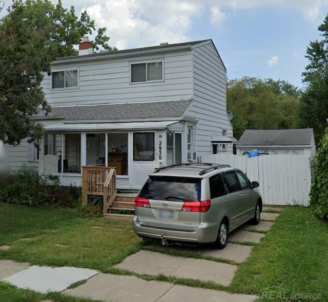 view of front of home featuring a front yard and covered porch