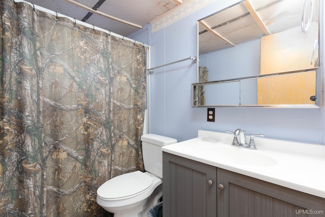 bathroom featuring a shower with shower curtain, vanity, and toilet