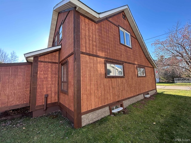 view of side of property featuring a lawn