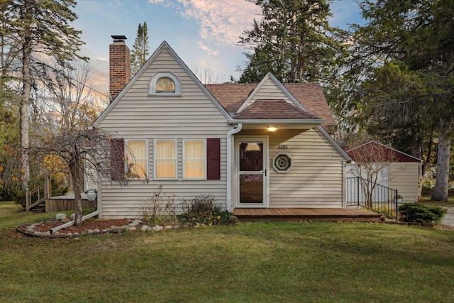 view of front facade featuring a yard