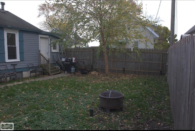 view of yard featuring an outdoor fire pit