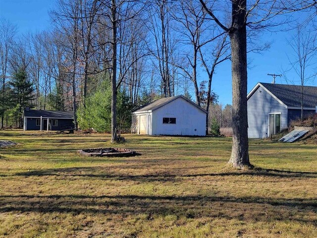 view of yard featuring an outdoor structure