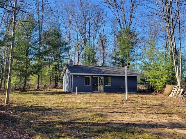 view of front of property with a front lawn