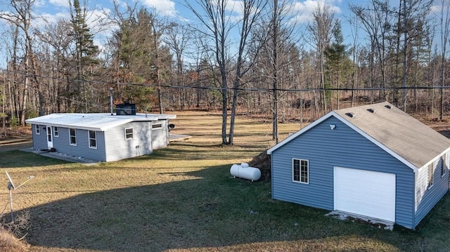 view of yard with an outdoor structure and a garage