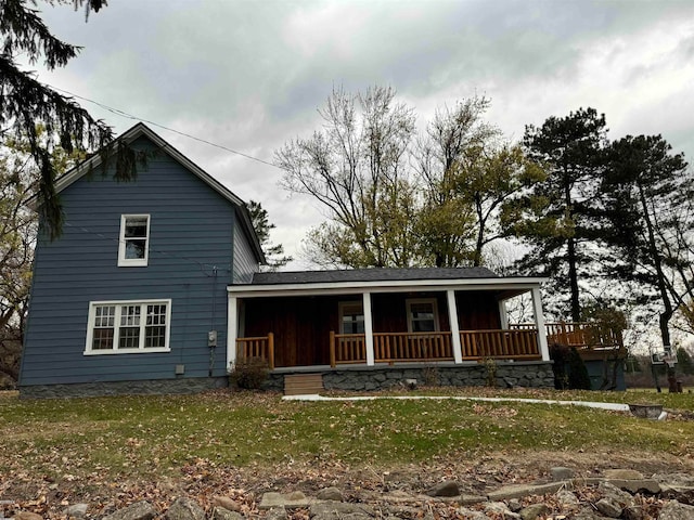 view of front of property with a porch and a front lawn