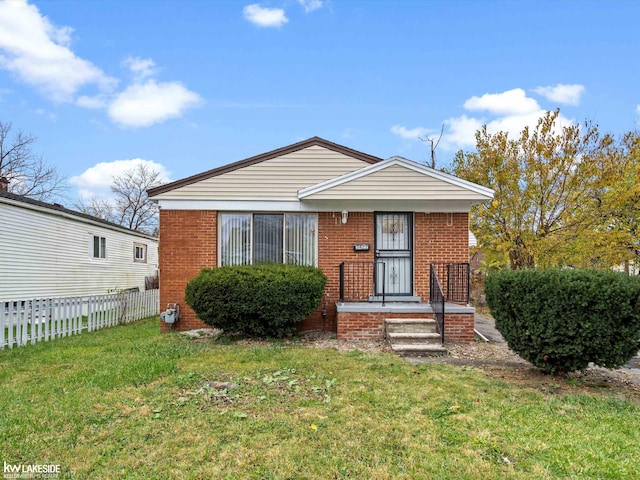 bungalow featuring a front yard