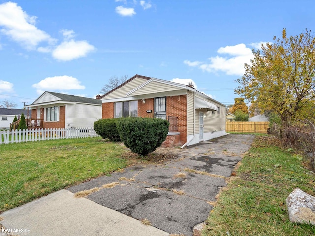 view of front of property featuring a front yard