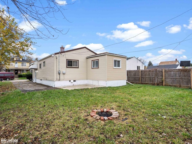 rear view of house featuring a lawn