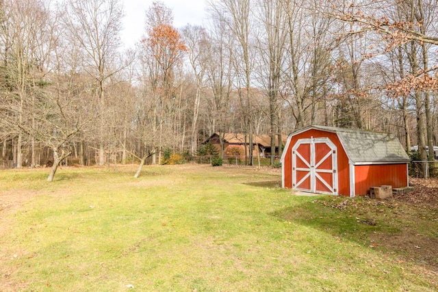 view of yard featuring a shed