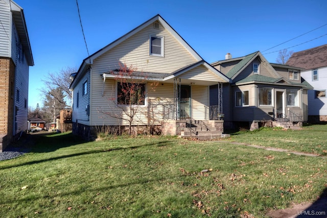 view of front of house featuring a front lawn