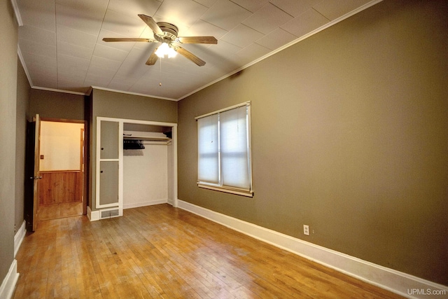 unfurnished bedroom featuring ceiling fan, light wood-type flooring, and ornamental molding