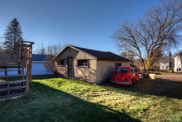 view of side of property featuring an outdoor structure and a yard