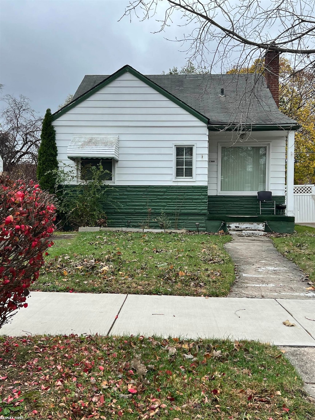 view of front of house with a front yard