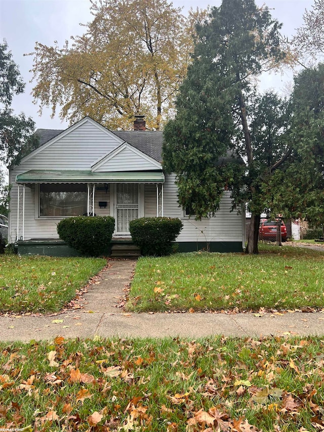 view of front of property with a front lawn