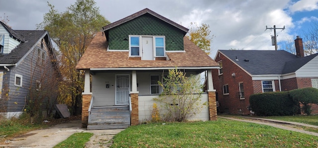 view of front facade featuring a front yard and a porch