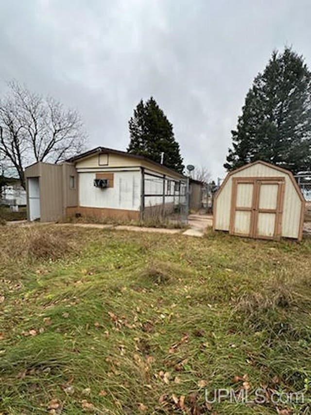 view of yard with a shed