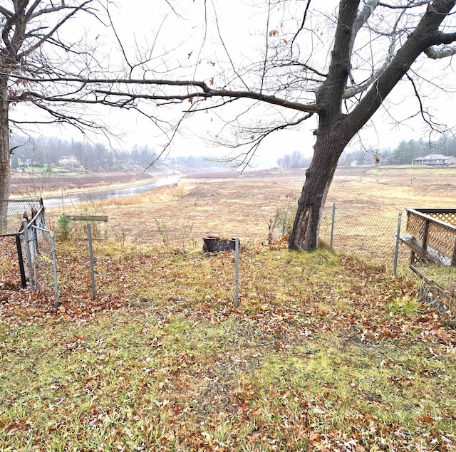 view of yard featuring a rural view