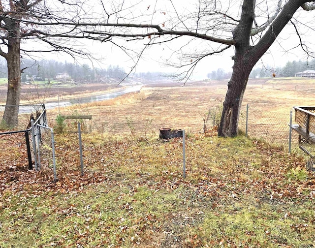 view of yard featuring a rural view