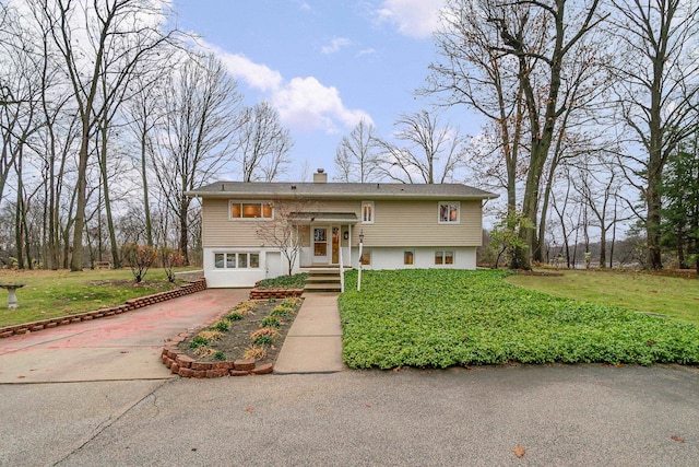 split foyer home with a front yard