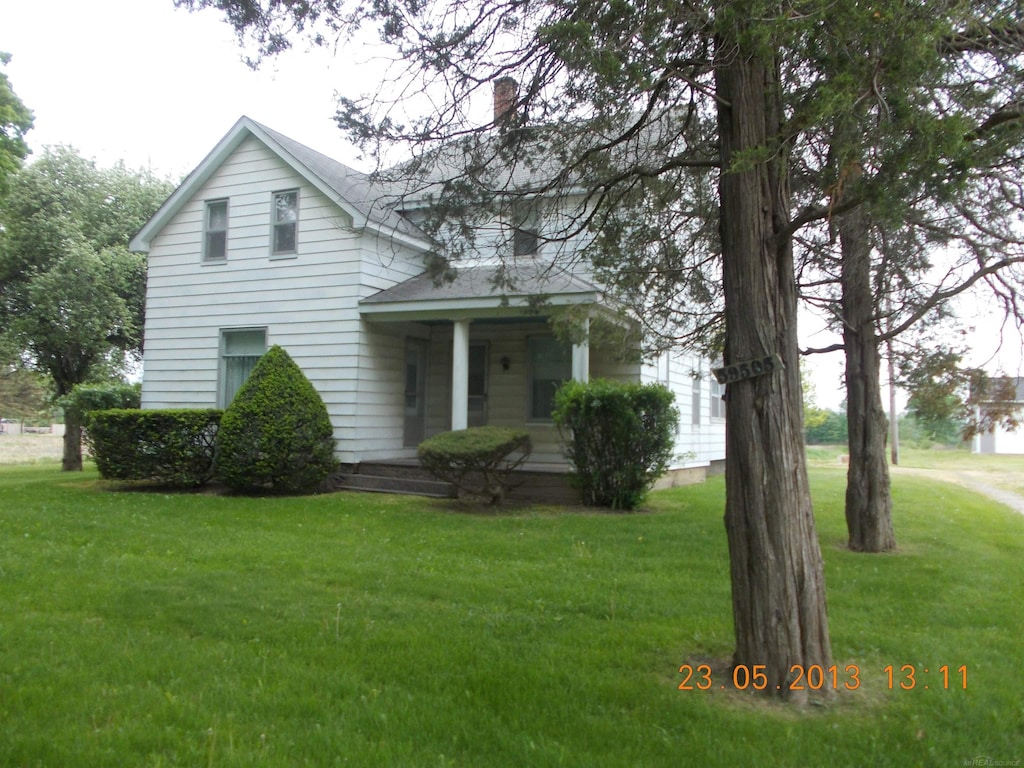 view of front of property featuring a front lawn