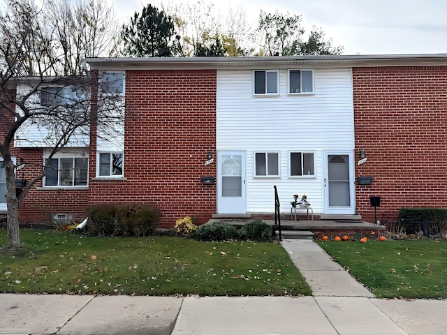 view of front facade featuring a front yard