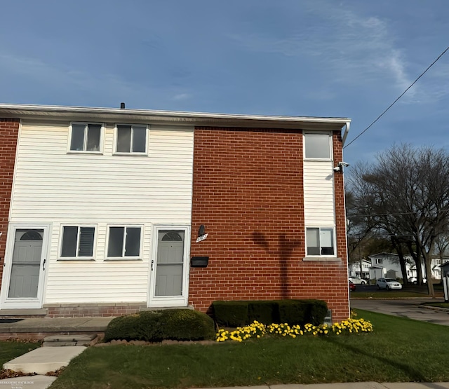 view of front facade with a front lawn