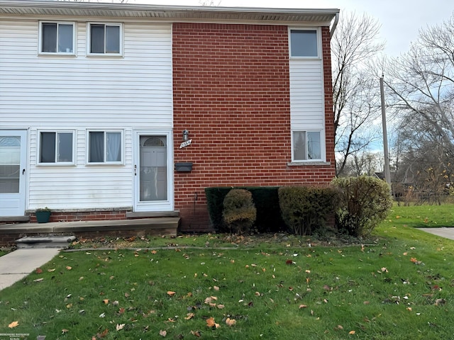 view of front of property with a front yard