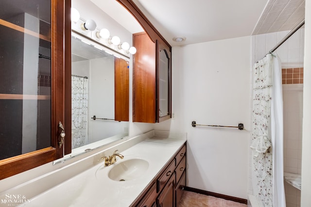 bathroom featuring a shower with curtain and vanity