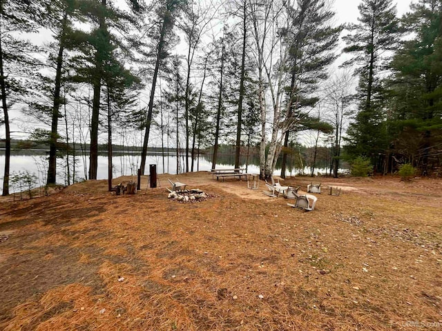 view of yard featuring a water view