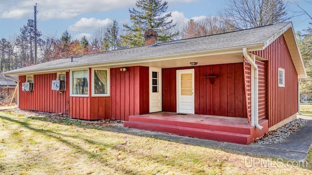 single story home featuring a front lawn