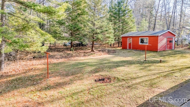 view of yard featuring an outbuilding