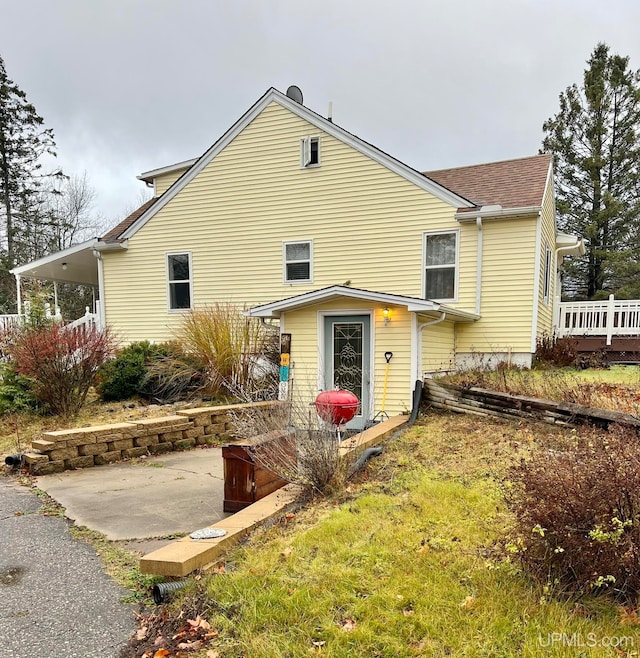 view of front of property with a patio area