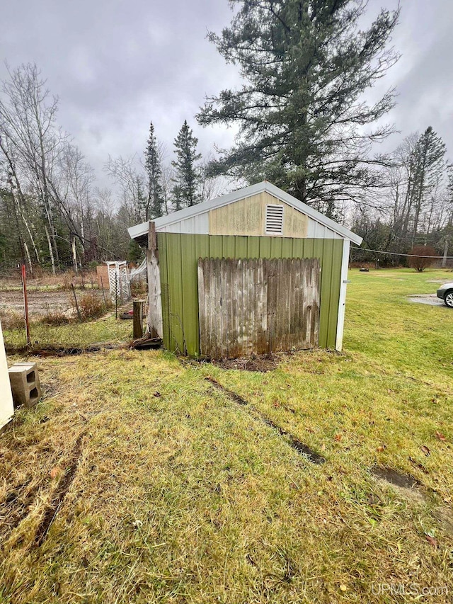 view of outdoor structure with a lawn