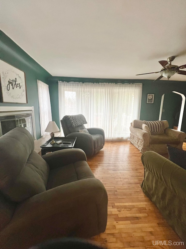 living room featuring light hardwood / wood-style floors and ceiling fan