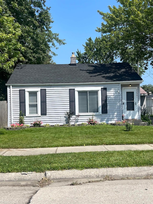 view of front of property with a front yard