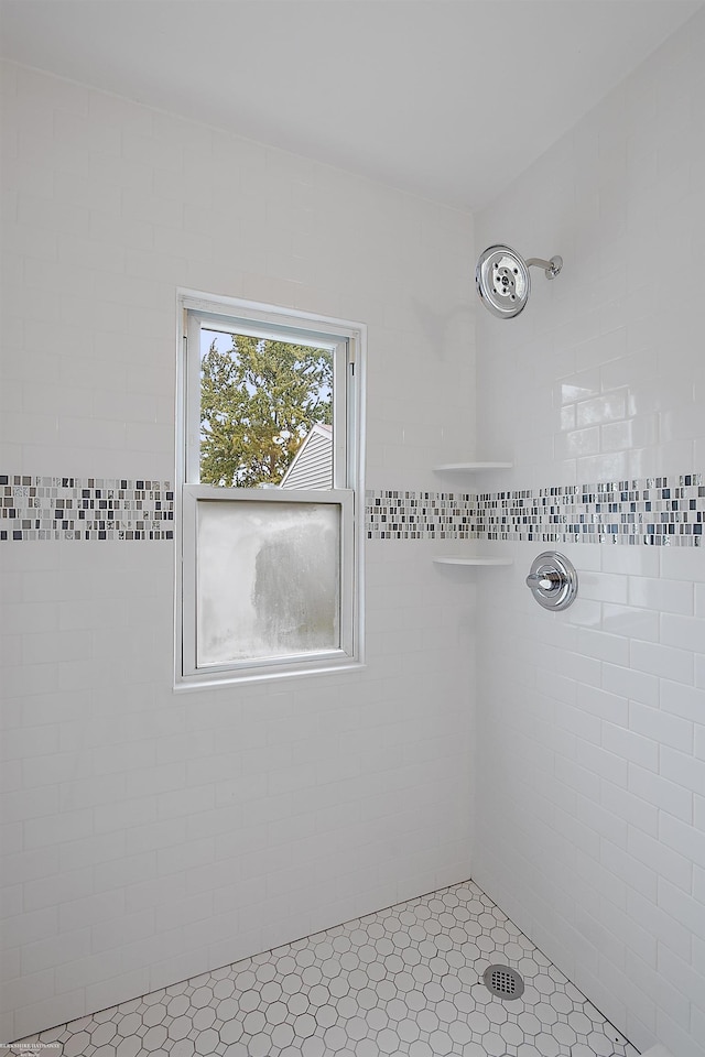 bathroom featuring tiled shower