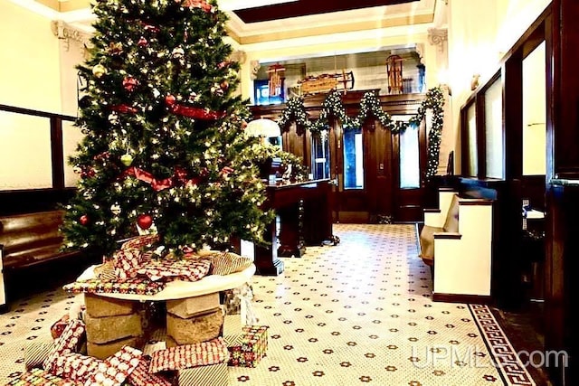 318 Iron St, Negaunee, MI 49866 - building lobby with ornamental molding