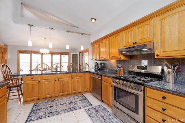 kitchen with kitchen peninsula, hanging light fixtures, appliances with stainless steel finishes, and vaulted ceiling