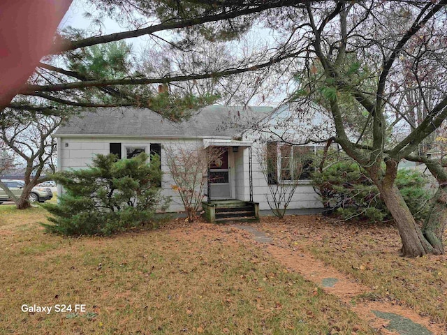 view of front of house featuring a front lawn