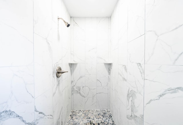 bathroom featuring tiled shower