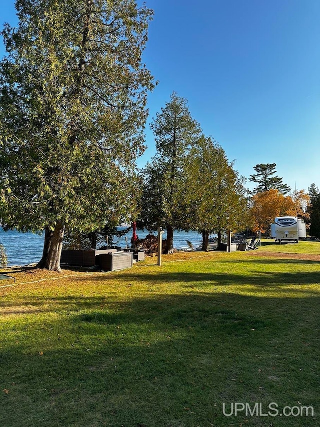 view of yard featuring a water view