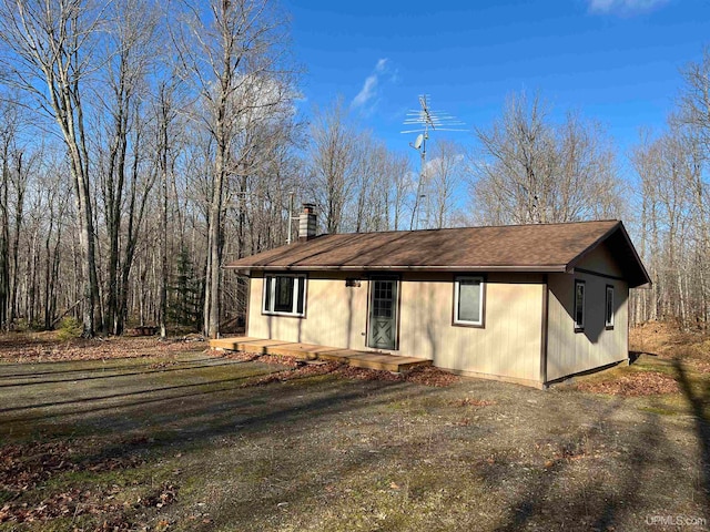 view of front of house with a front lawn