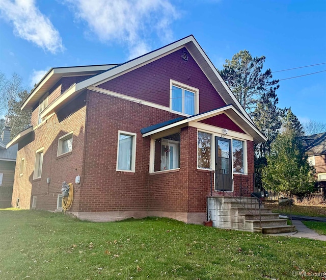 view of front of property with a front yard