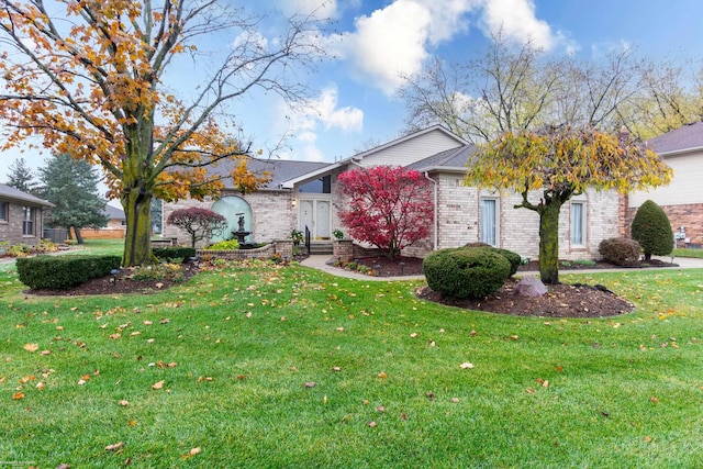 view of front of house featuring a front lawn