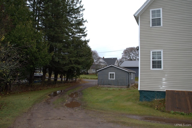 view of side of property featuring a lawn