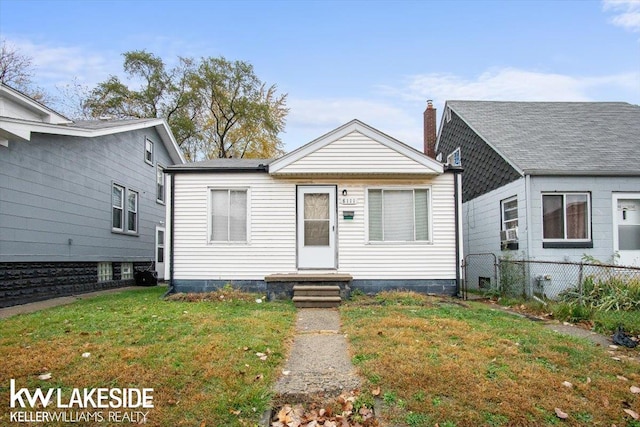 bungalow featuring a front yard