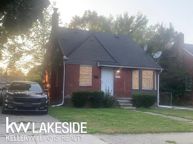 bungalow-style home featuring a front yard