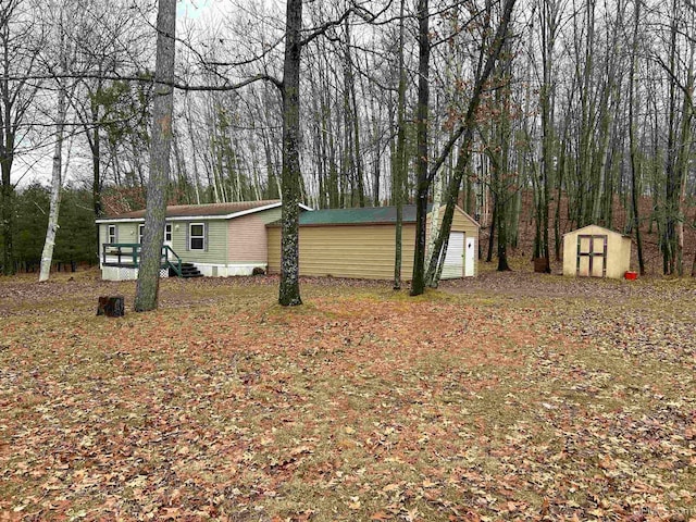 view of yard with a shed