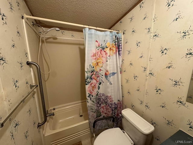 bathroom featuring shower / bath combo, a textured ceiling, and toilet