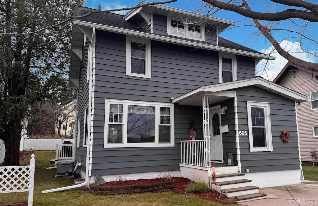 view of front of home with a front yard